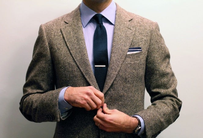 How to wear a tie bar?